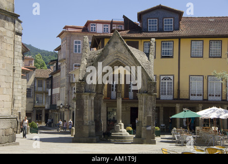 Portugal, Costa Verde, Minho Bezirk, Guimaraes, Nossa Senhora da Oliveira Platz, mit dem Padrão tun Salado Denkmal Stockfoto