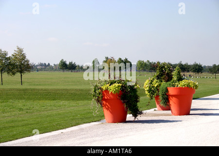 riesigen Lifesize orangefarbene Blumentöpfe im Garten Ausstellung zeigen 2005 München München Bayern Deutschland Stockfoto