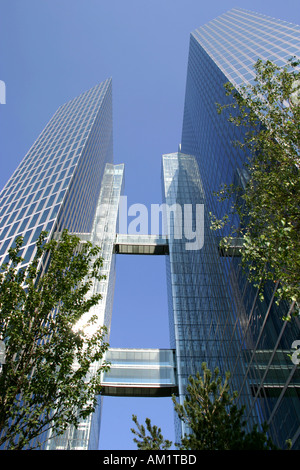 Zwillingstürme mit Brücke über die Highlight Towers High-Rise Gebäude München Bayern Deutschland Stockfoto