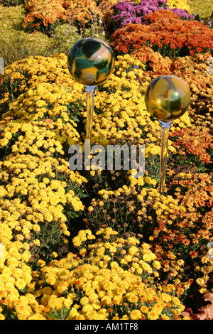 gelbe bunte Runde Glaskugeln Garten Buga 2005 München München Bayern Deutschland Stockfoto