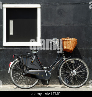 Traditionellen schwarzen niederländischen Fahrrad mit Weidenkorb. Die Niederlande-Europa Stockfoto