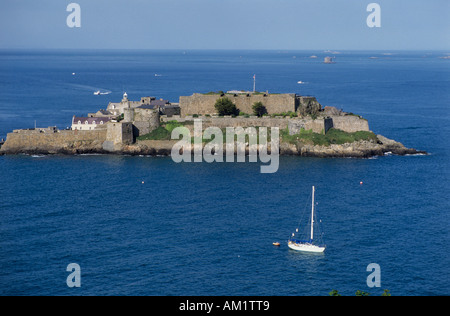 Yacht vor Castle Cornet, St Peter Port, Guernsey, Channel Islands Stockfoto