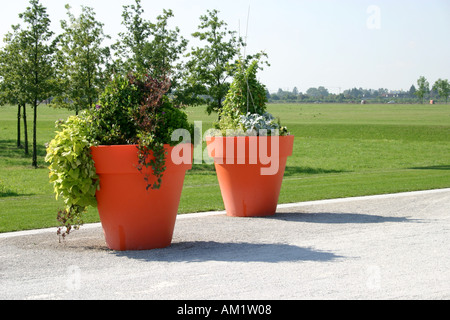 riesigen Lifesize orangefarbene Blumentöpfe im Garten Ausstellung zeigen 2005 München München Bayern Deutschland Stockfoto