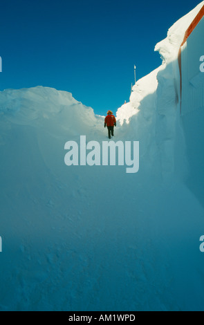 Antarktis Südpol uns Amundsen Scott South Pole Station Abbildung zu Fuß durch hohe Ufer des driftete Schnee auf beiden Seiten Stockfoto