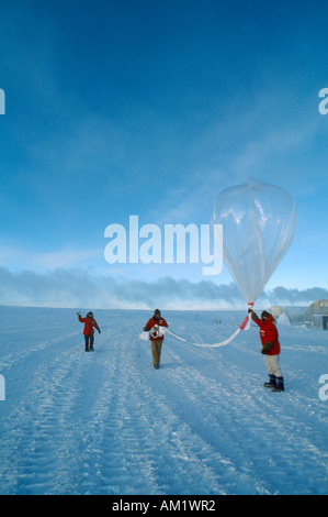 Antarktis Südpol uns Amundsen Scott South Pole Station drei Figuren starten einen Wetterballon Ozonwerte zu messen Stockfoto