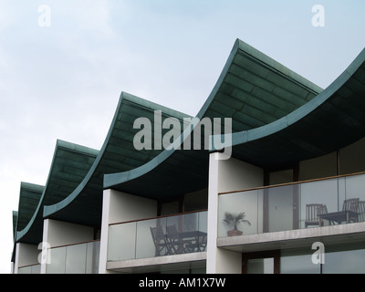 Nautilus Gebäude moderne Wohnungen am Strand von Westward Ho!  Nord-Devon UK Stockfoto