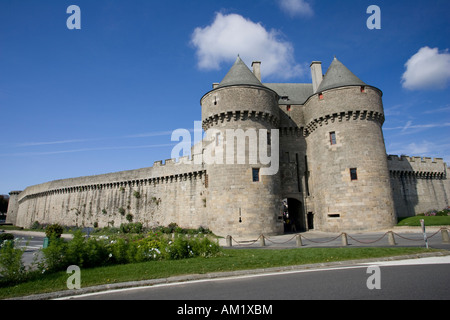 Zwillingstürme am Porte St Michel Guerande Brittany France Stockfoto