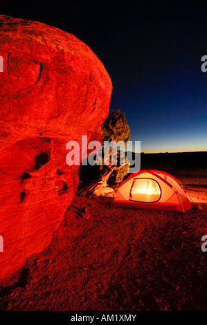 Camp in der Nacht mit beleuchteten Zelt, Canyonlands National Park, Utah, USA Stockfoto