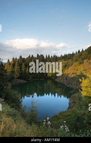 Basalt-See in der Nähe von Riedenberg, Rhön, Franken, Bayern, Deutschland Stockfoto