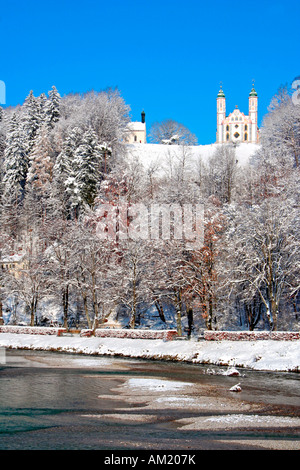 Kirche des Heiligen Kreuzes Kalvarienberg bedeckt im schönen weißen Schnee Bad Tölz Bayern Deutschland Europa Stockfoto