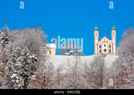 Kirche des Heiligen Kreuzes Kalvarienberg bedeckt im schönen weißen Schnee Bad Tölz Bayern Deutschland Europa Stockfoto