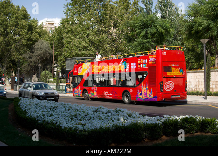 Sightseeing-Doppeldecker-Bus auf den Straßen von Mallorca Südküste Spaniens Stockfoto