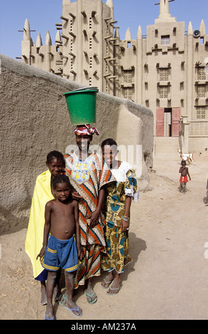 Fulani-Mädchen posiert vor der Moschee in der Nähe von Mopti, Mali Stockfoto