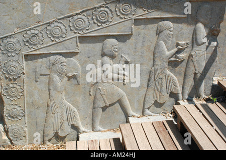 Sklaven und Soldaten tragen Geschenke für persische Kaiser in Darius Palast Treppe PERSEPOLIS Iran Stockfoto