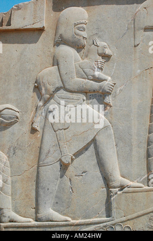 Sklaven und Soldaten tragen Geschenke für persische Kaiser in Darius Palast Treppe PERSEPOLIS Iran Stockfoto