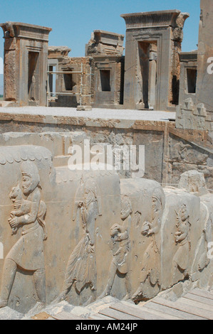 Sklaven und Soldaten tragen Geschenke für persische Kaiser in Darius Palast Treppe PERSEPOLIS Iran Stockfoto