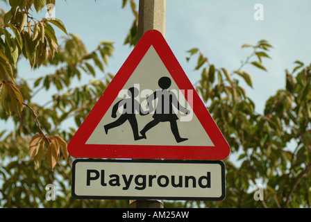 Schild gegen Himmel und Bäume Stockfoto