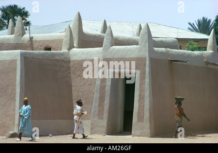 MALI Westafrika Djenne traditionellen Schlamm Gebäude mit der lokalen Bevölkerung zu Fuß durch Straße Stockfoto