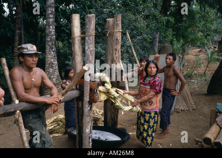 PANAMA in Mittelamerika Menschen Embera Indianer im Vergleich mit herkömmlichen zerfleischen. Formal Choco oder Chocoes von Darien. Stockfoto