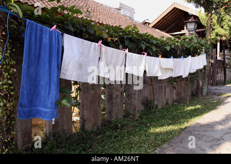 Wäsche auf einer Wäscheleine aufhängen Stockfoto
