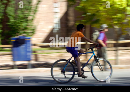 Ein Junge reitet auf seinem Fahrrad entlang der Hauptstraße in Barreal Stockfoto