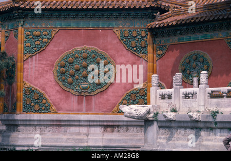 CHINA Peking verbotene Stadt Royal Imperial Palace Detail reich verzierte Wand Architektur. Stockfoto