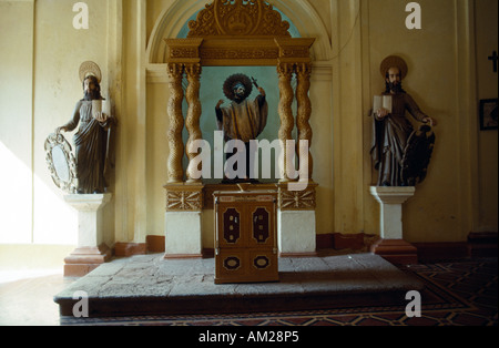 Indien Old Goa Vellha Bom Jesus Basilica Kirche Innenraum mit St. Francis Xavier Statue in der Mitte. Stockfoto