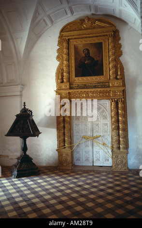 Indien Goa Vellha Bom Jesus Basilica Kirche Gemälde des Heiligen Franziskus oben gebunden und Tür zum sein einbalsamierter Körper geschlossen. Stockfoto