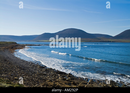 dh WARBETH BEACH ORKNEY Atlantik Küste Bucht und die Hügel von Hoy Stockfoto