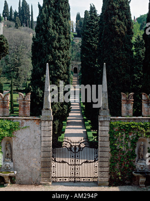 Die Gärten der Giardino Giusti, Verona. Die zentrale Allee, die von der Grotte aus der "piano nobile" gesehen (im ersten Stock) im Palazzo Stockfoto