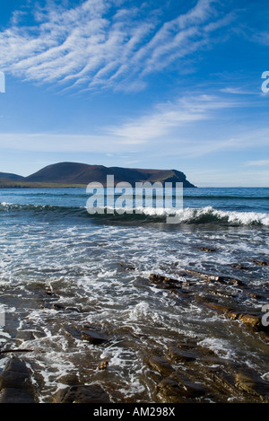 dh WARBETH STRAND ORKNEY Atlantikküste Bucht und Hügel von Hoy Meereswellen an Wellenküste großbritannien Stockfoto