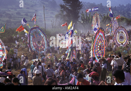 Die Maya Stadt Santiago Sacatepequez markiert All Saints Day Feierlichkeiten am 1. November mit einem riesigen Drachenfestival GUATEMALA Stockfoto