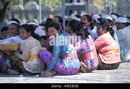 Frauen bei Hinduzeremonie Pulaki Tempel auf Bali s N Küste ist ein wichtiger Wallfahrtsort, die Reis feierlich auf die Stirn gelegt Stockfoto