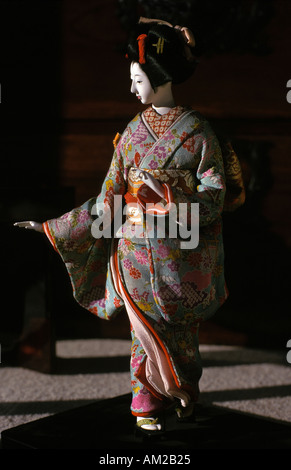 Geschnitzte japanische Puppe gekleidet in Seide Kimono Antiquitätengeschäft Kyoto Japan Stockfoto