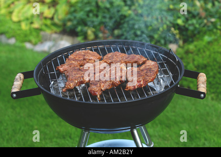 Fleisch am Grill im Freien ist das Rauchen Stockfoto