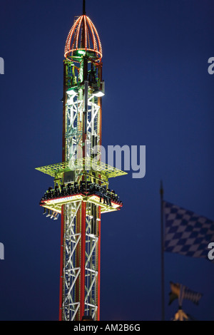 Freifall fahren in der Nacht Oktoberfest München Stockfoto