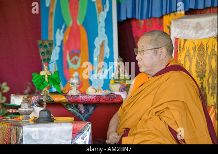 HH Penor Rinpoche tibetische geboren obersten Leiter der Nyingmapa Buddhismus präsidiert Amitabha Empowerment in Meditation zu montieren, in Stockfoto