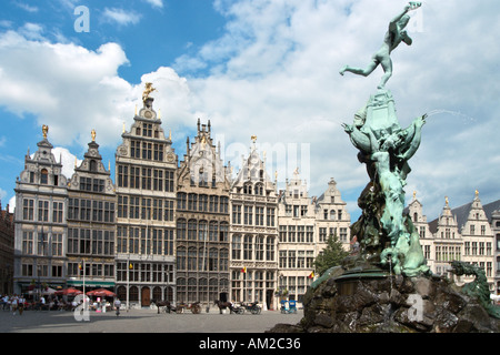 Grote Markt mit dem Brabo-Brunnen im Vordergrund, Antwerpen, Belgien Stockfoto