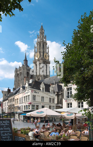 Straßencafé in Groenplaats mit Onze-Lieve-Vrouwkathedraal (Kathedrale) hinter, Antwerpen, Belgien Stockfoto