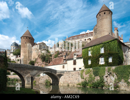 Die nahegelegenen Fluss und den historischen mittelalterlichen Türmen des alten Schlosses, Semur-En-Auxois, Burgund, Frankreich Stockfoto