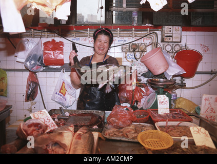 Geographie/Reisen, China, Macau, Handel, Markt, Vertrieb Frau mit Fisch, Menschen, Additional-Rights - Clearance-Info - Not-Available Stockfoto