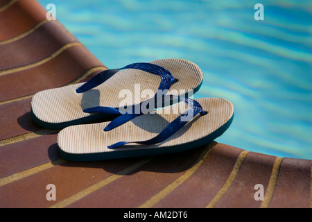 Flip Flops an der Seite eines Pools Stockfoto