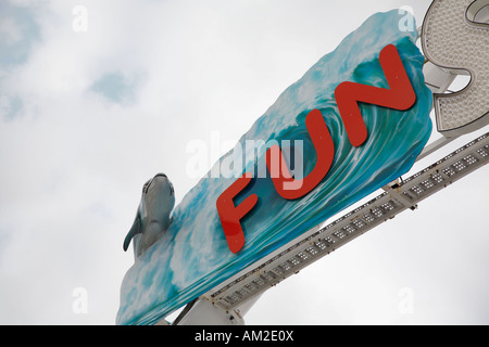 Schreiben von Spaß und Delphin - Schild am Oktoberfest, München, Deutschland Stockfoto
