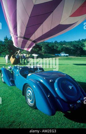 Ein blauer Bugatti Auto und Heißluft Ballon beim 35. jährliche Concours D Eleganz-Wettbewerb in Carmel CA Stockfoto