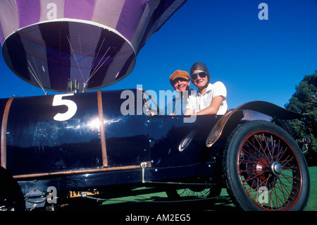 Eine dunkelblaue Bugatti Auto und Heißluft Ballon beim 35. jährliche Concours D Eleganz-Wettbewerb in Carmel CA Stockfoto