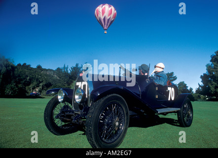 Eine dunkelblaue Bugatti Auto und Heißluft Ballon beim 35. jährliche Concours D Eleganz-Wettbewerb in Carmel CA Stockfoto