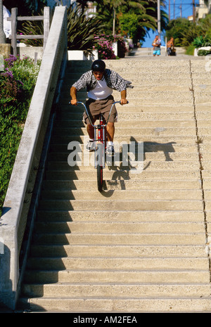 Ein Mann fährt Strang Cruiser Rad Treppen in Manhattan Beach Kalifornien USA Stockfoto