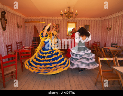 Spanien Andalusien Sevilla April Fair oder Feria de Abril de Sevilla vier junge Mädchen Flamenco-Tanz im Raum der Caseta Festzelt Zelt Stockfoto