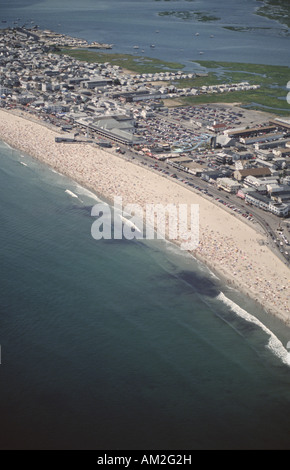 Massen strömen nach Hampton Beach New Hampshire Urlaub Hochsaison im Sommer Luftbild Stockfoto