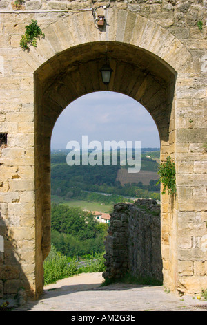 Blick durch Stadtmauern auf offene Landschaft Hügelstadt Monteriggioni Siena Toskana Italien Stockfoto